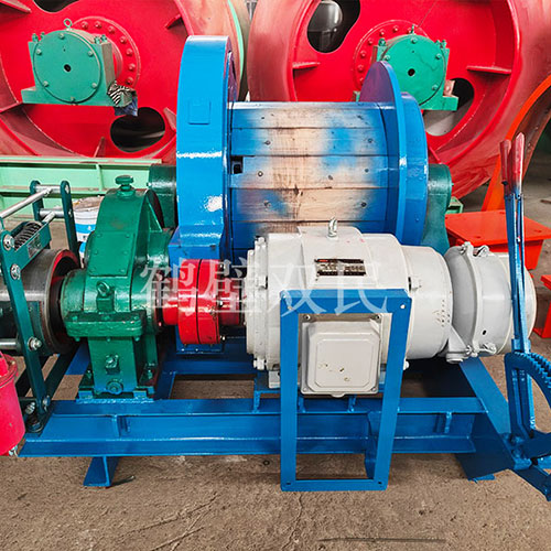 鑿井絞車廠家生產(chǎn)的JT-0.8×0.6P礦用提升絞車發(fā)貨！