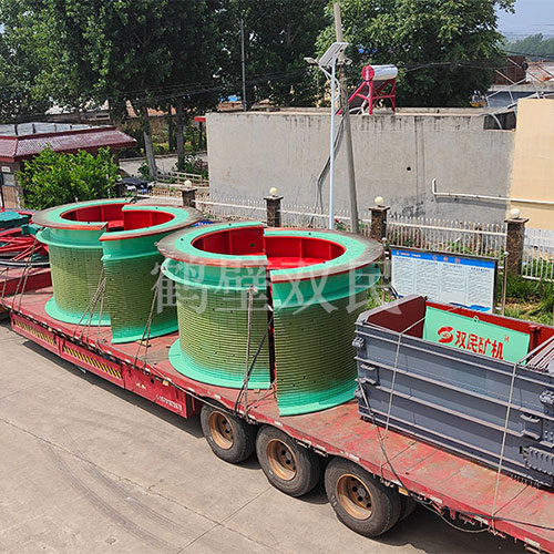 鑿井絞車廠家鶴壁雙民發(fā)往新疆的3米雙筒礦井提升機(jī)裝車出貨！